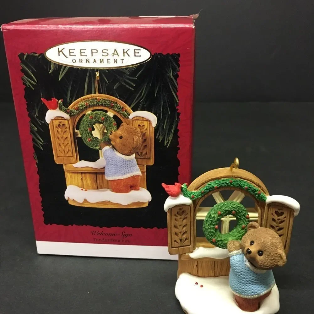 Hallmark Keepsake Ornament with Bear‎ and Wreath